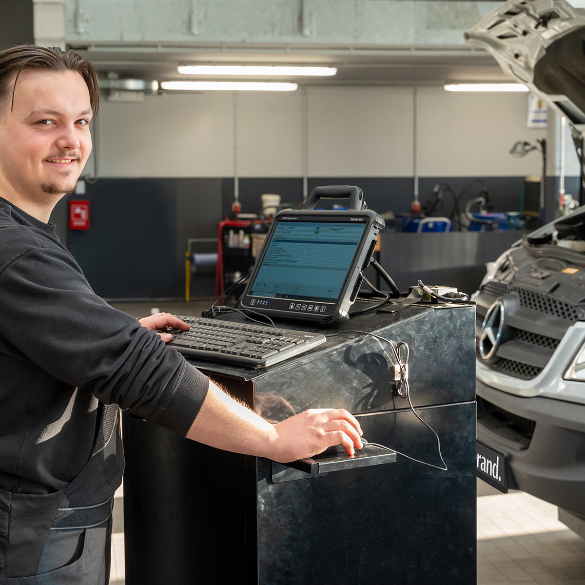 Auszubildender zum Karosserie- & Fahrzeugbaumechaniker Schwerpunkt Karosserieinstandhaltung bei Mercedes-Benz Herbrand