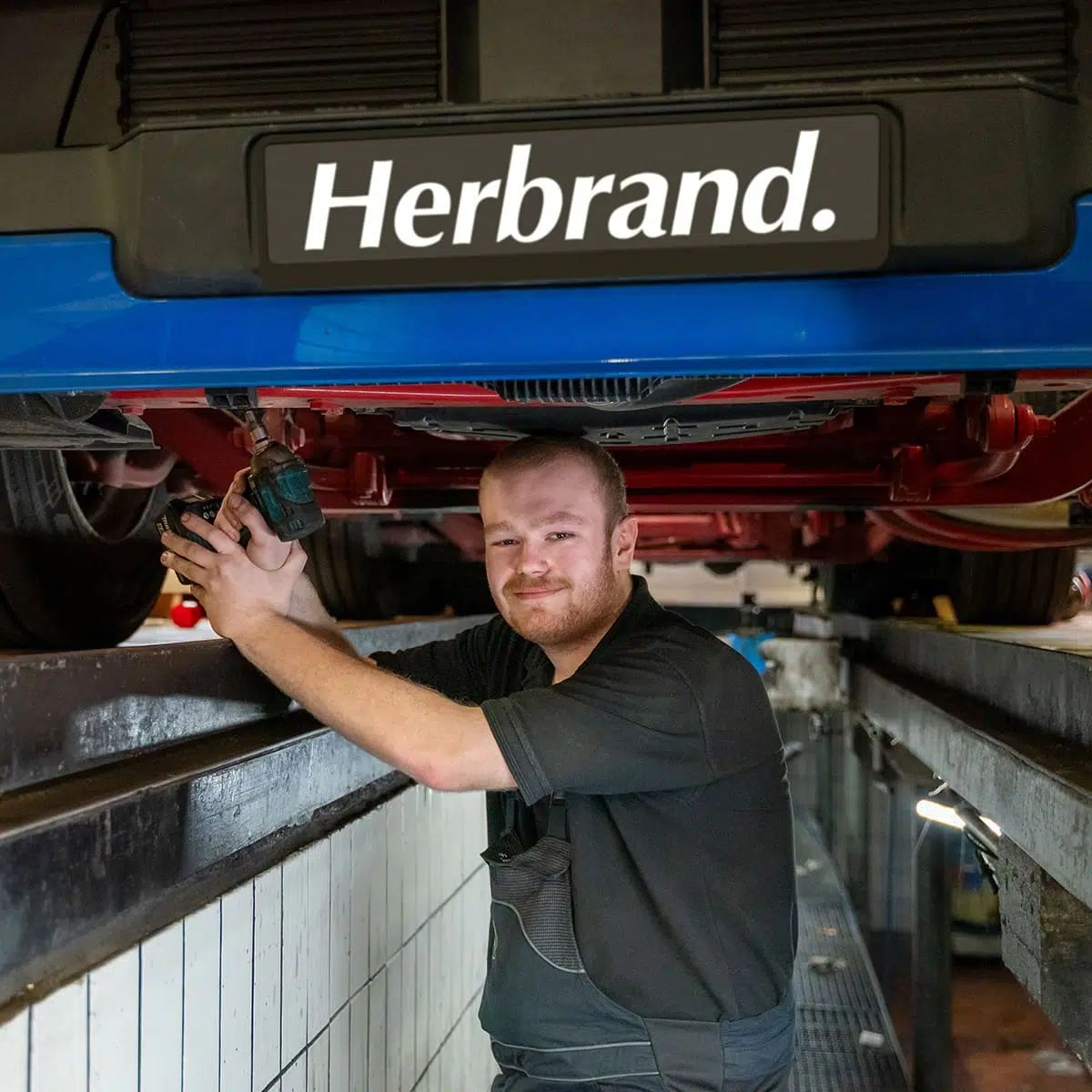 Auszubildender zum Kfz-Mechatroniker für Nutzfahrzeuge bei Mercedes-Benz Herbrand