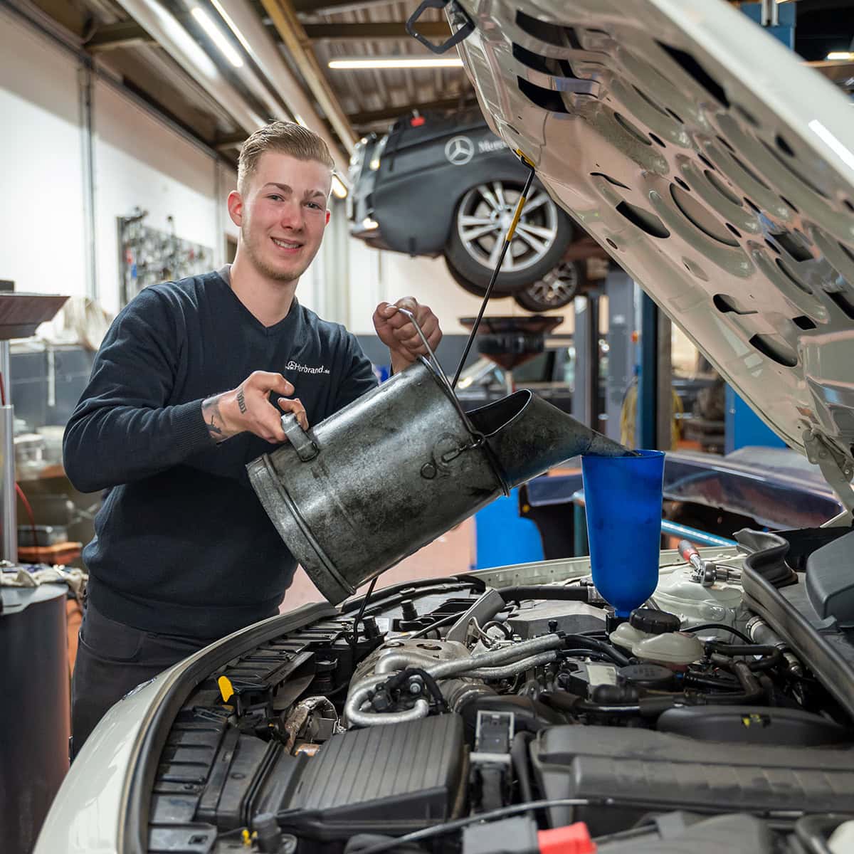 Auszubildender zum Kfz-Mechatroniker für Personenkraftwagen bei Mercedes-Benz Herbrand