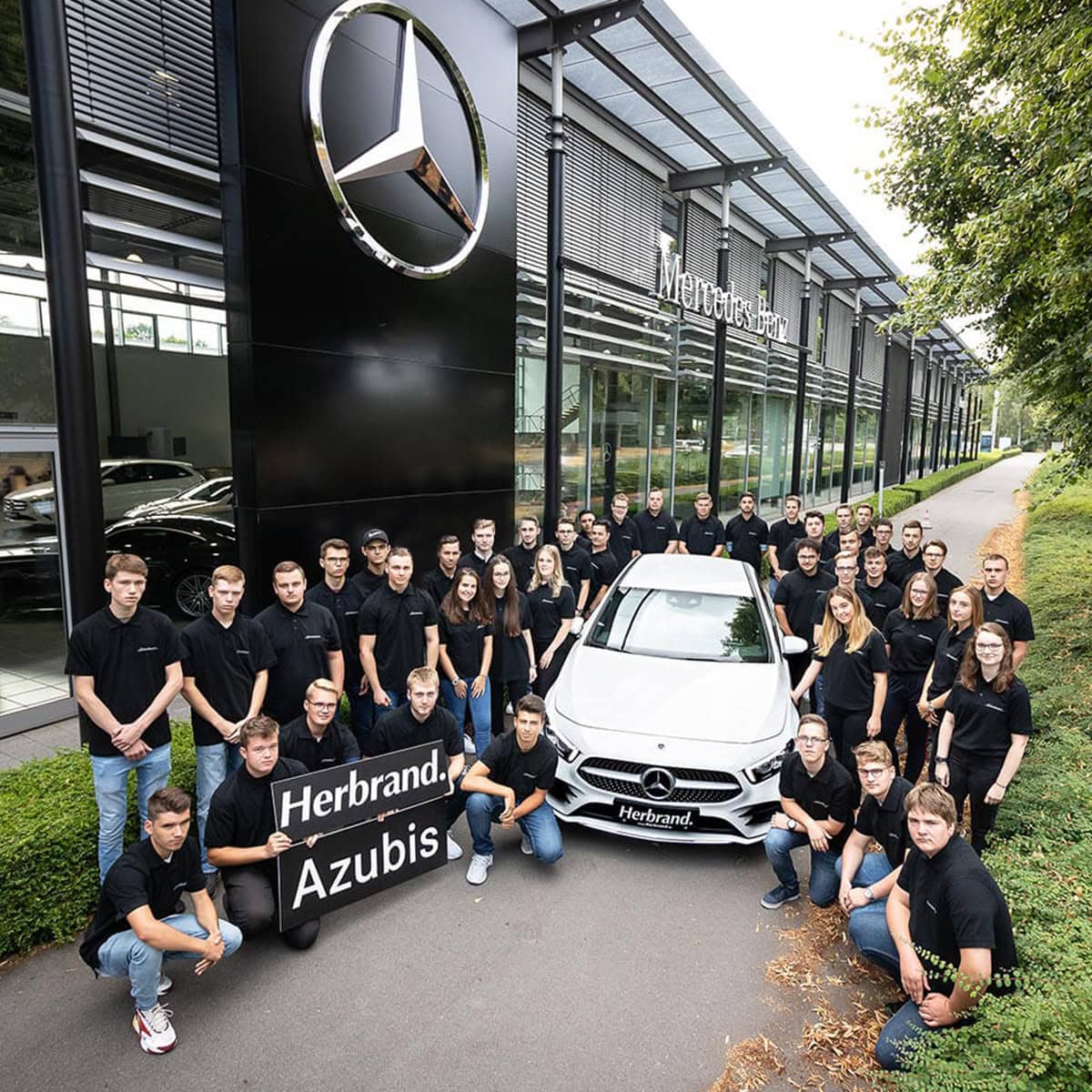 Gruppenbild Auszubildende bei Mercedes-Benz Herbrand
