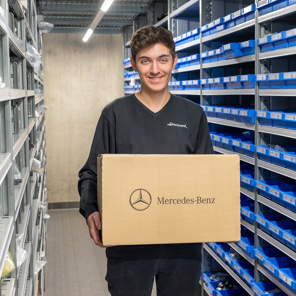 Auszubildender zur Fachkraft für Lagerlogistik bei Mercedes-Benz Herbrand