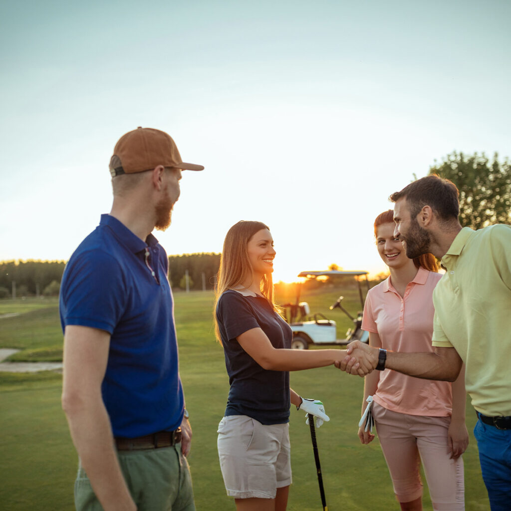 Entspannte Atmosphäre auf dem Green zwischen den Golfern beim Netzwerk Golfcup.