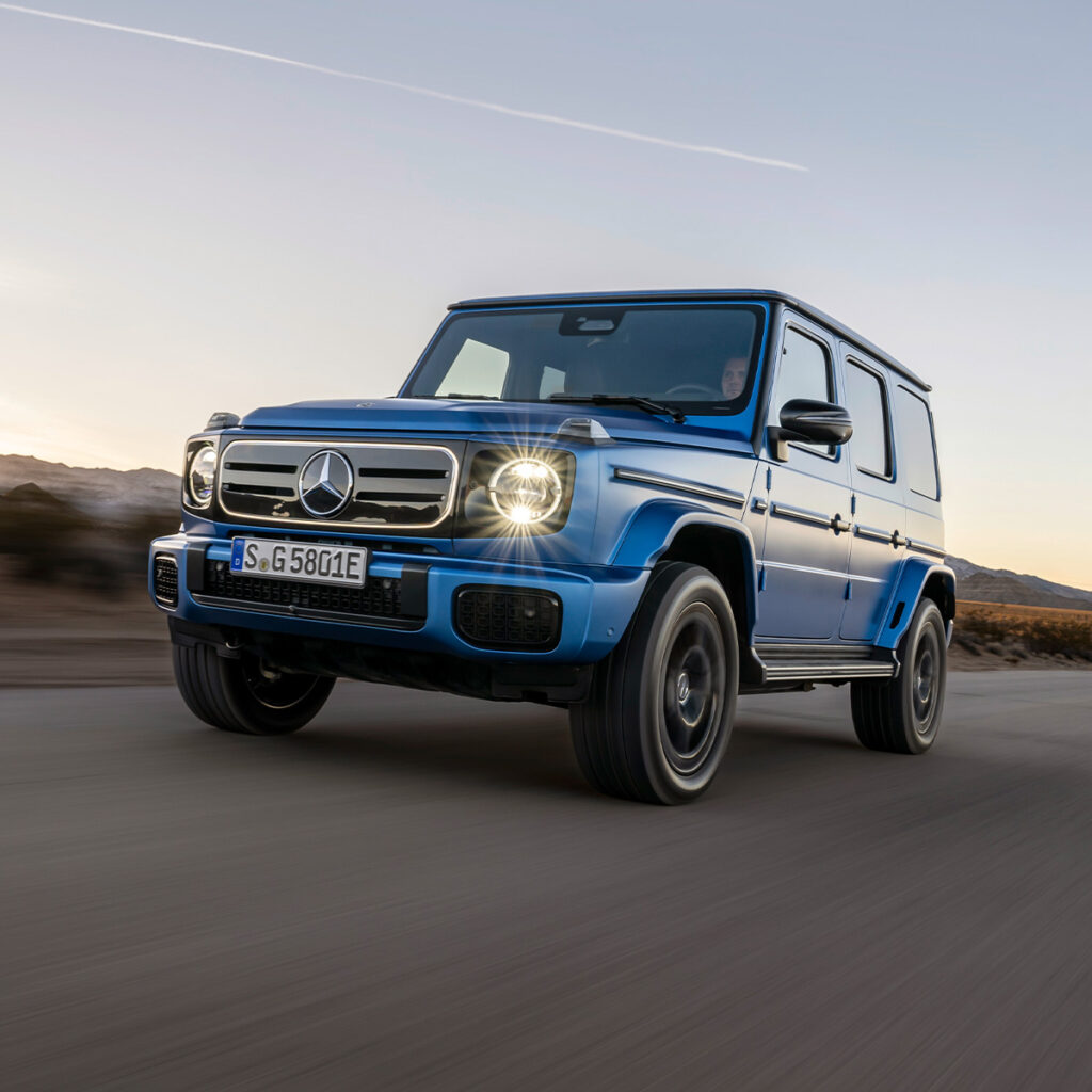 Mercedes-Benz G 580 mit EQ Technologie in MANUFAKTUR südseeblau magno fahrend auf einer Straße
