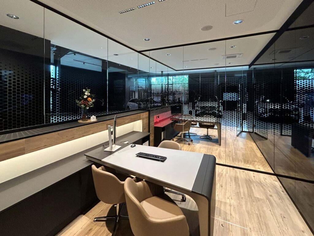 Besprechungsraum für Kunden bei Mercedes Herbrand in Kleve