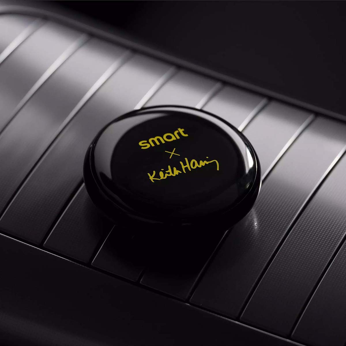 herbrand-smart-3-keith-haring-interieur2_1200x1200