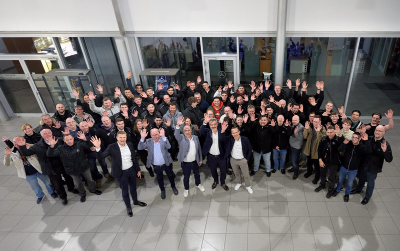 Gruppenfoto mit der alten und neuen Geschäftsführung bei der Autohaus Kniest GmbH