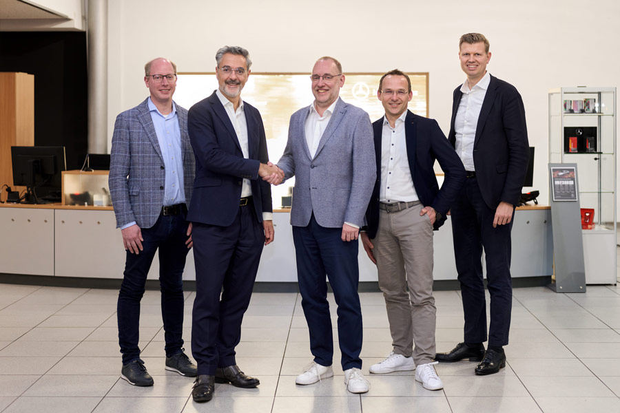 Gruppenbild der neuen und alten Geschäftführung: (v. l.) Michael Haglage (Geschäftsführer Service Herbrand Gruppe), Richard-Lacek Herbrand (Geschäftsführerender Gesellschafter Herbrand Gruppe), Christian Pütz (ehem. Geschäftsführer Autohaus Kniest GmbH), Georg Jeuken (Geschäftsführer Vertrieb Herbrand Gruppe), Daniel Hennig (Geschäftsführer Finanzen Herbrand Gruppe).