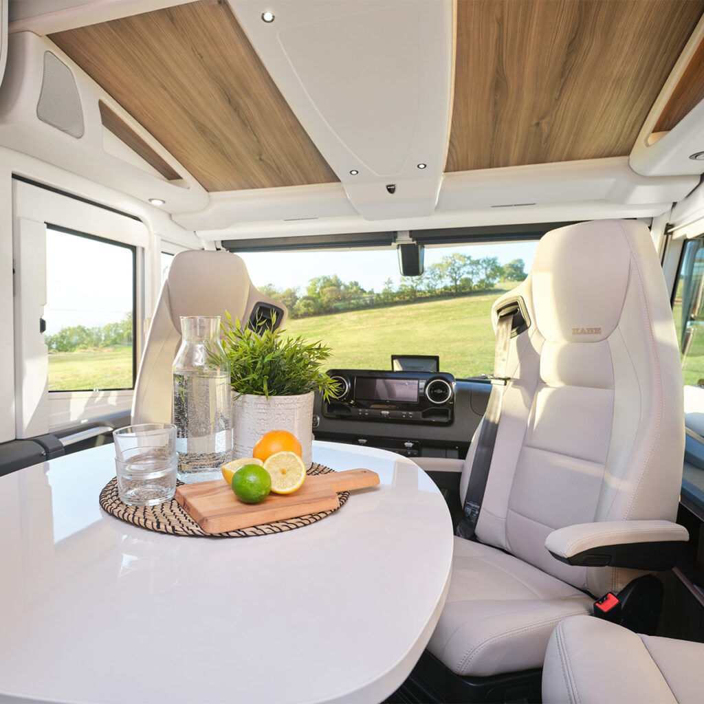 KABE_Wohnmobil_Crown_Innenausstattung_Fahrer_Beifahrer_Drehstühle
