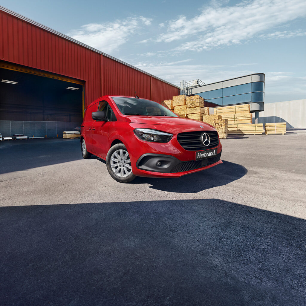 Mercedes-Benz-Kastenwagen-Rot-Industriegebiet