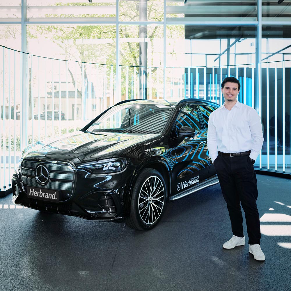 Mercedes-Benz GLC im Schauraum bei Herbrand in Krefeld Gartenstadt einem Produktexperten.