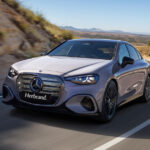 Die neue elektrische C-Klasse in Silber auf der Straße.