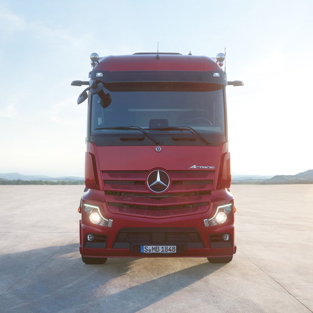 Roter Actros für Verteilerverkehr von vorne