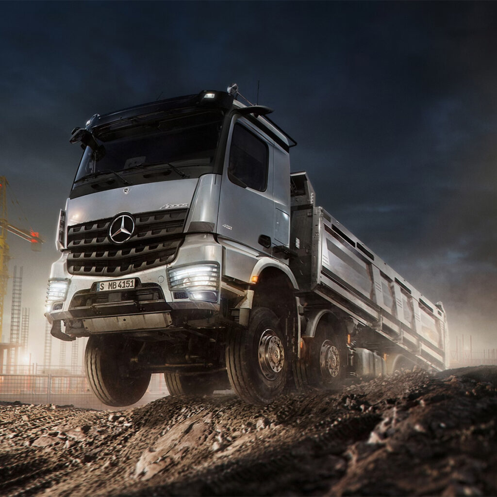 Silberner Arocs bei Nacht auf einer Baustelle