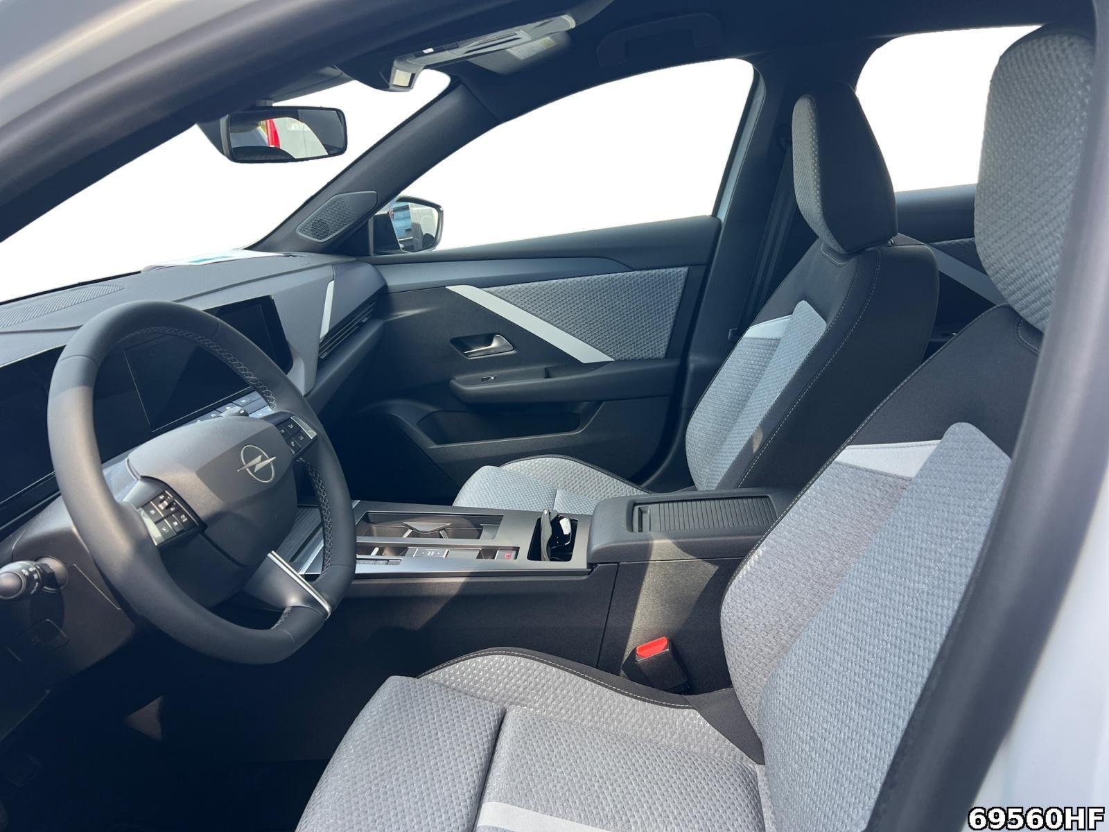 Fahrzeugabbildung Opel Astra ST Edition Hybrid 145 PS