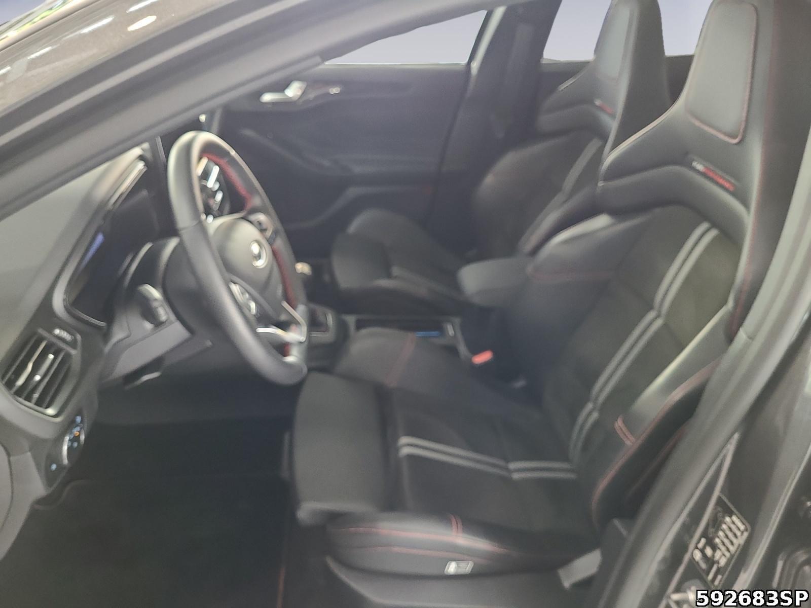 Fahrzeugabbildung Ford Focus PANORAMA HEAD-UP AMBIENTELICHT