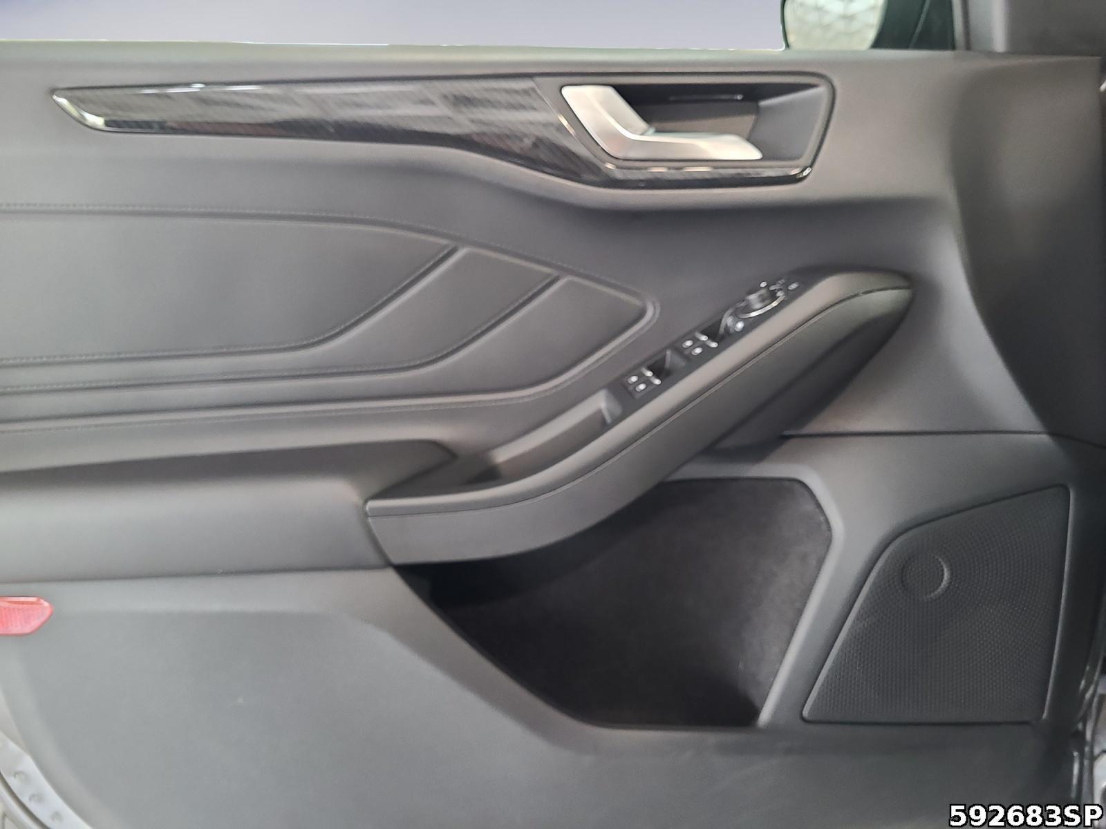 Fahrzeugabbildung Ford Focus PANORAMA HEAD-UP AMBIENTELICHT