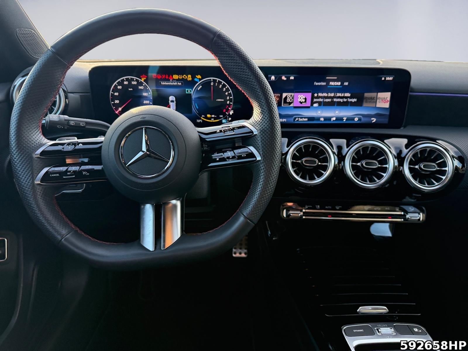 Fahrzeugabbildung Mercedes-Benz A 250 AMG Pano Keyless 11kw AC-Laden LHZ Totw