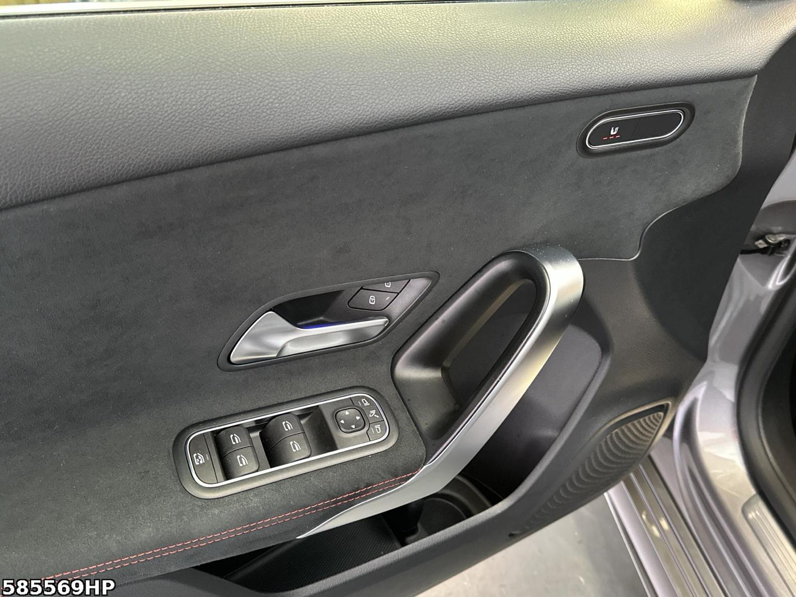 Fahrzeugabbildung Mercedes-Benz A 180 AMG KeylessGo Sportsitze LED Kamera 18