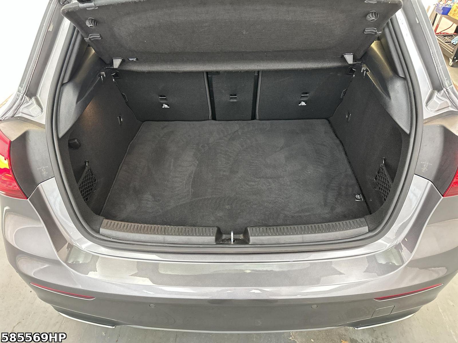 Fahrzeugabbildung Mercedes-Benz A 180 AMG KeylessGo Sportsitze LED Kamera 18