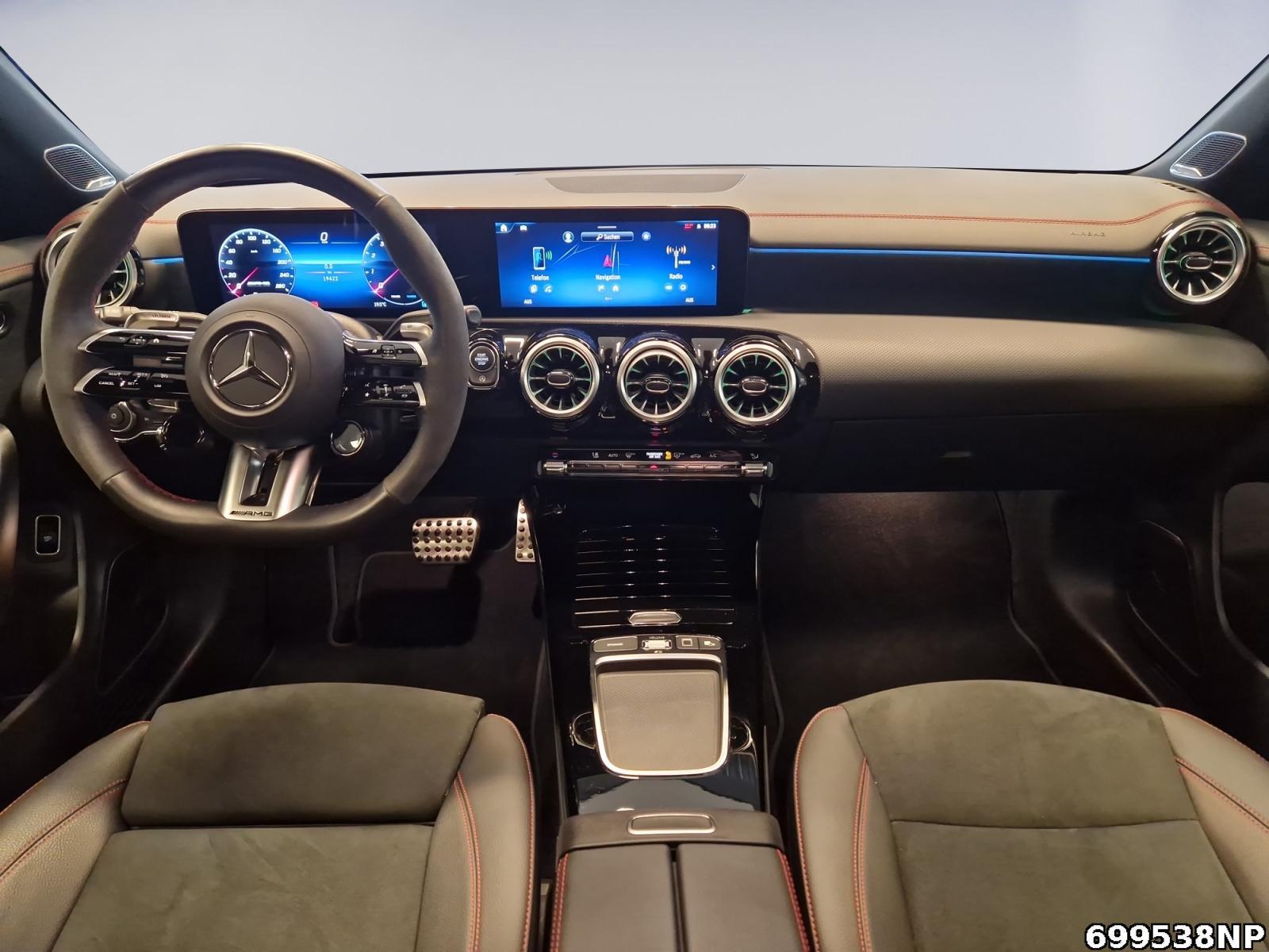 Fahrzeugabbildung Mercedes-Benz CLA 35 AMG 4M Pano Night Burmester Multibeam 360