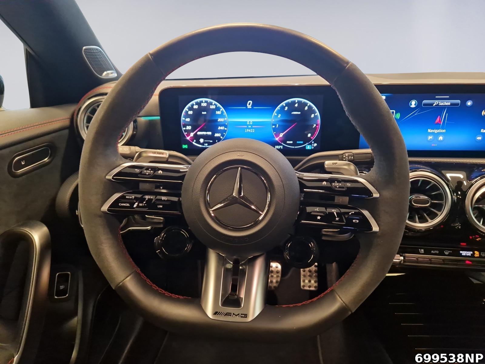 Fahrzeugabbildung Mercedes-Benz CLA 35 AMG 4M Pano Night Burmester Multibeam 360