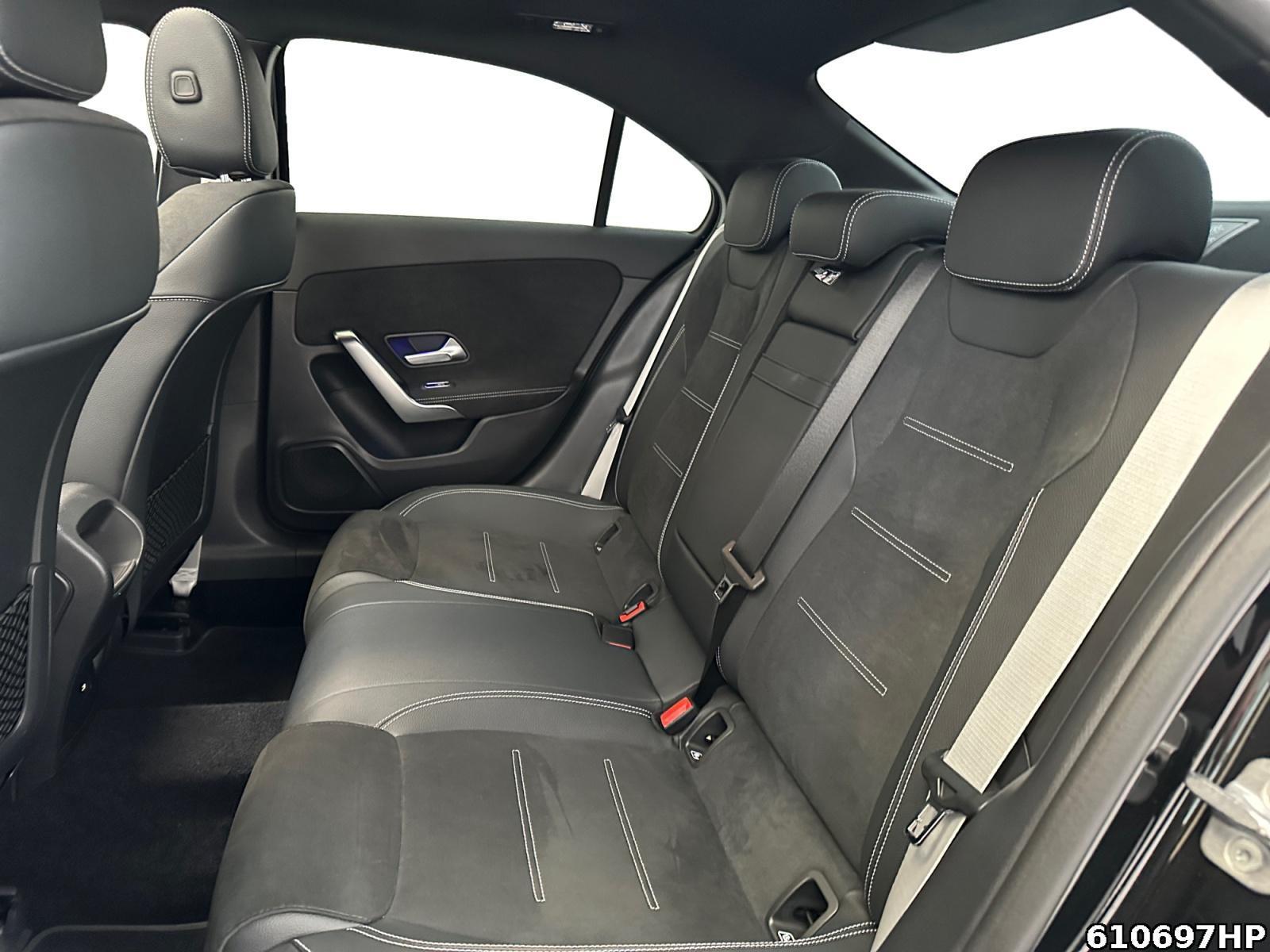 Fahrzeugabbildung Mercedes-Benz A 180 Limousine AMG Night AHK Pano Ambiente 19