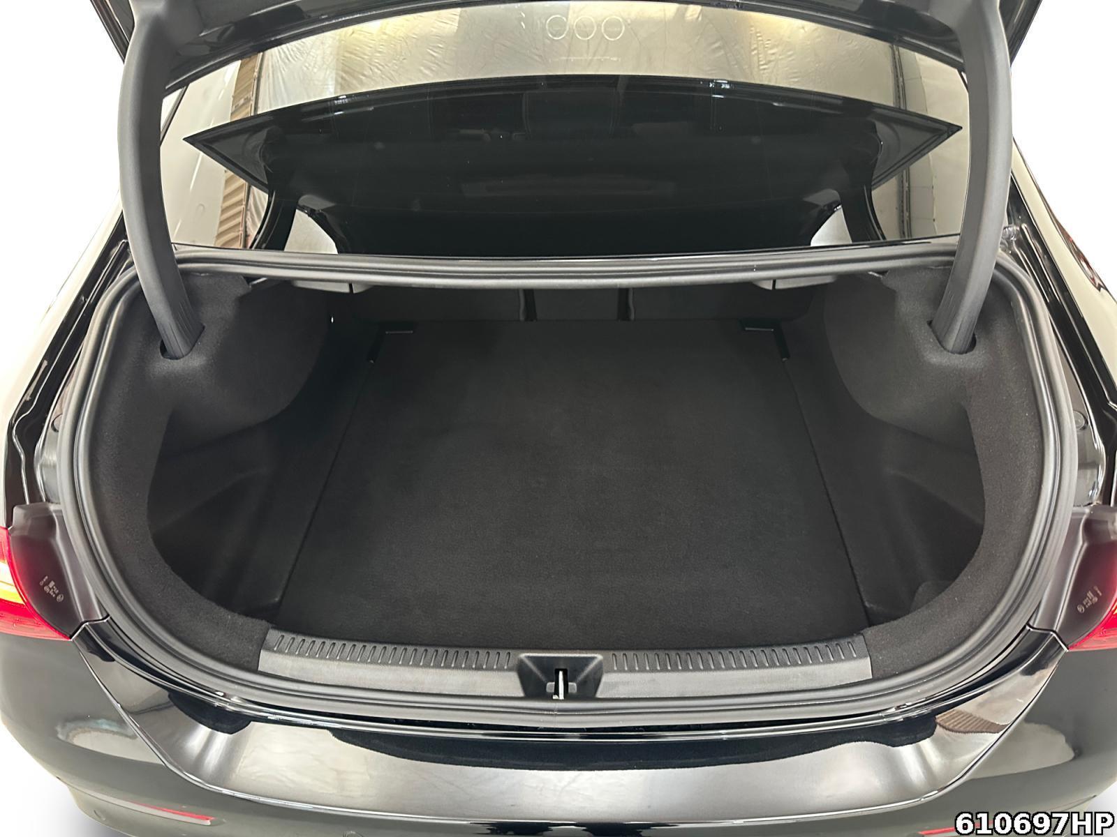 Fahrzeugabbildung Mercedes-Benz A 180 Limousine AMG Night AHK Pano Ambiente 19