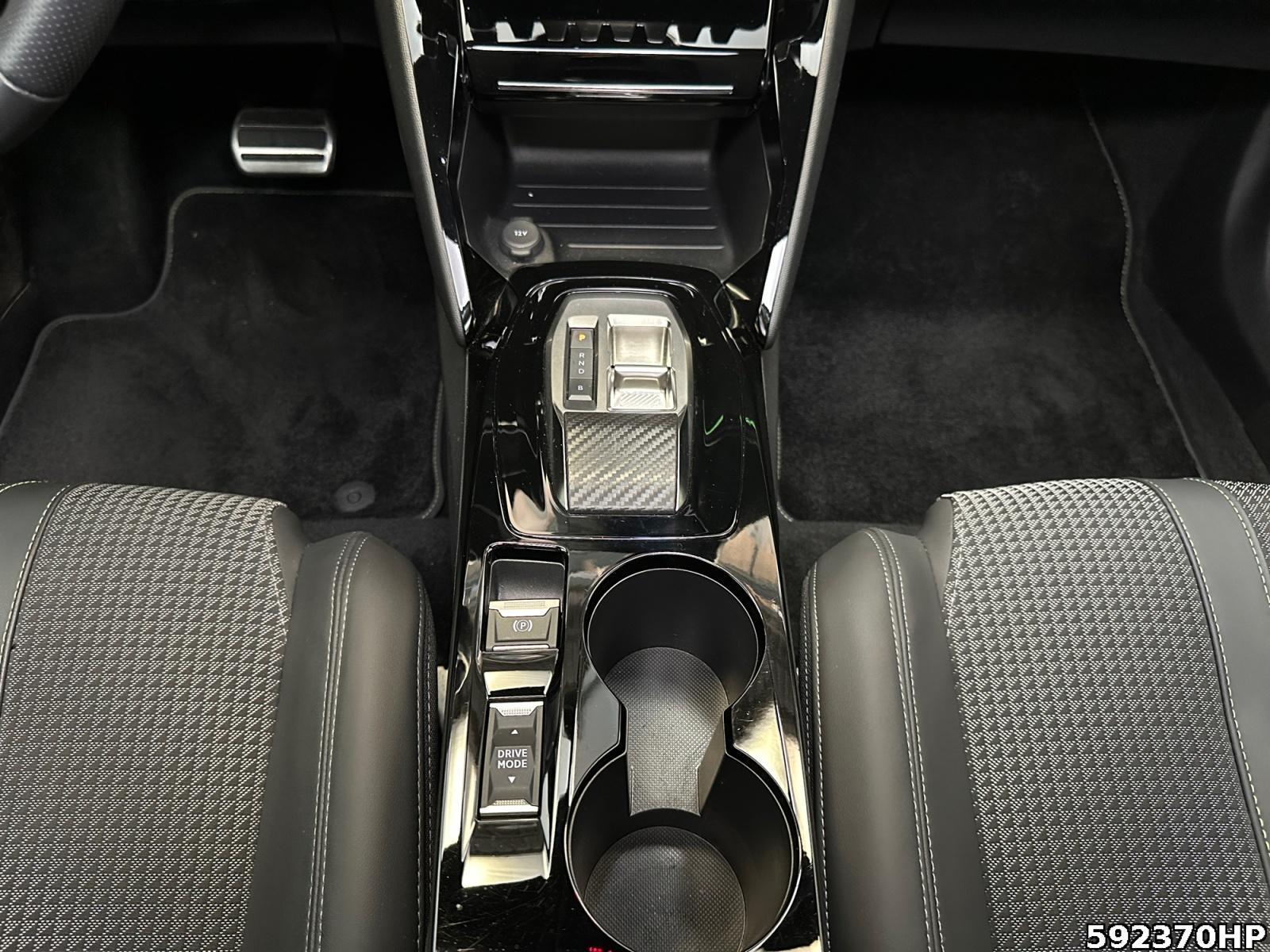 Fahrzeugabbildung Peugeot 2008 e- GT LED Kamera Panorama CarPlay