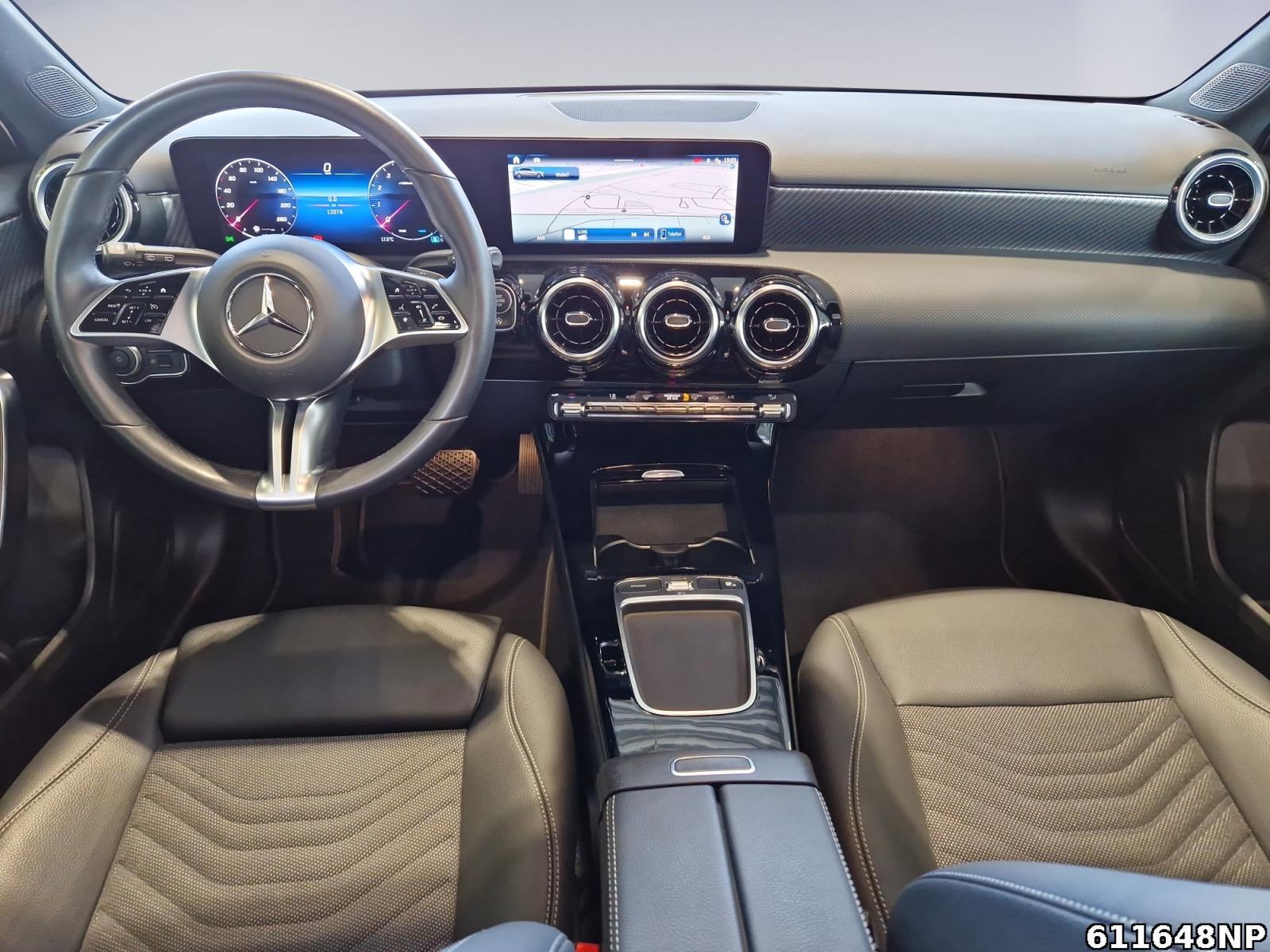 Fahrzeugabbildung Mercedes-Benz A 200 Progressive Panoramadach Kamera CarPlay