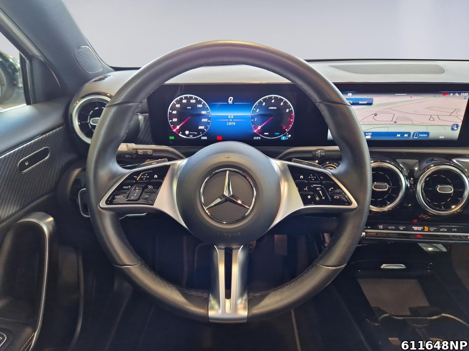 Fahrzeugabbildung Mercedes-Benz A 200 Progressive Panoramadach Kamera CarPlay