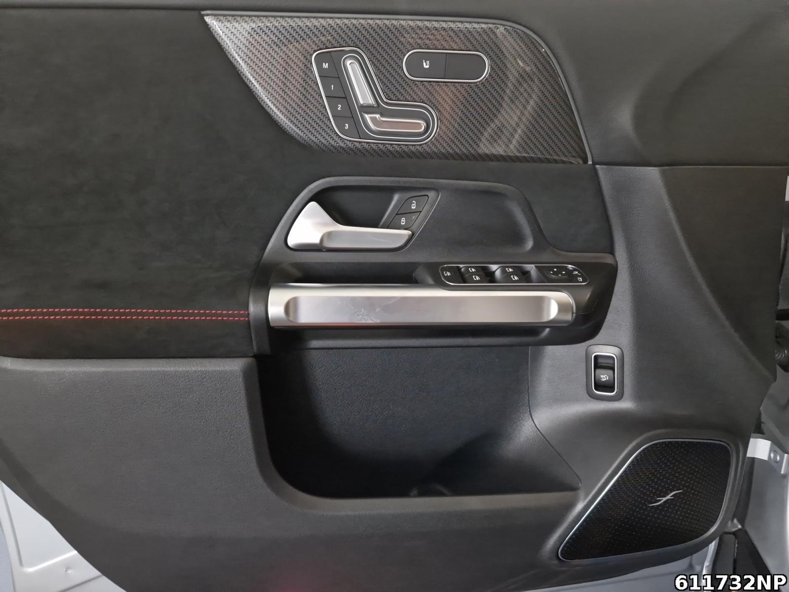 Fahrzeugabbildung Mercedes-Benz GLB 35 AMG 4M Pano AHK Distronic Burmester 360°