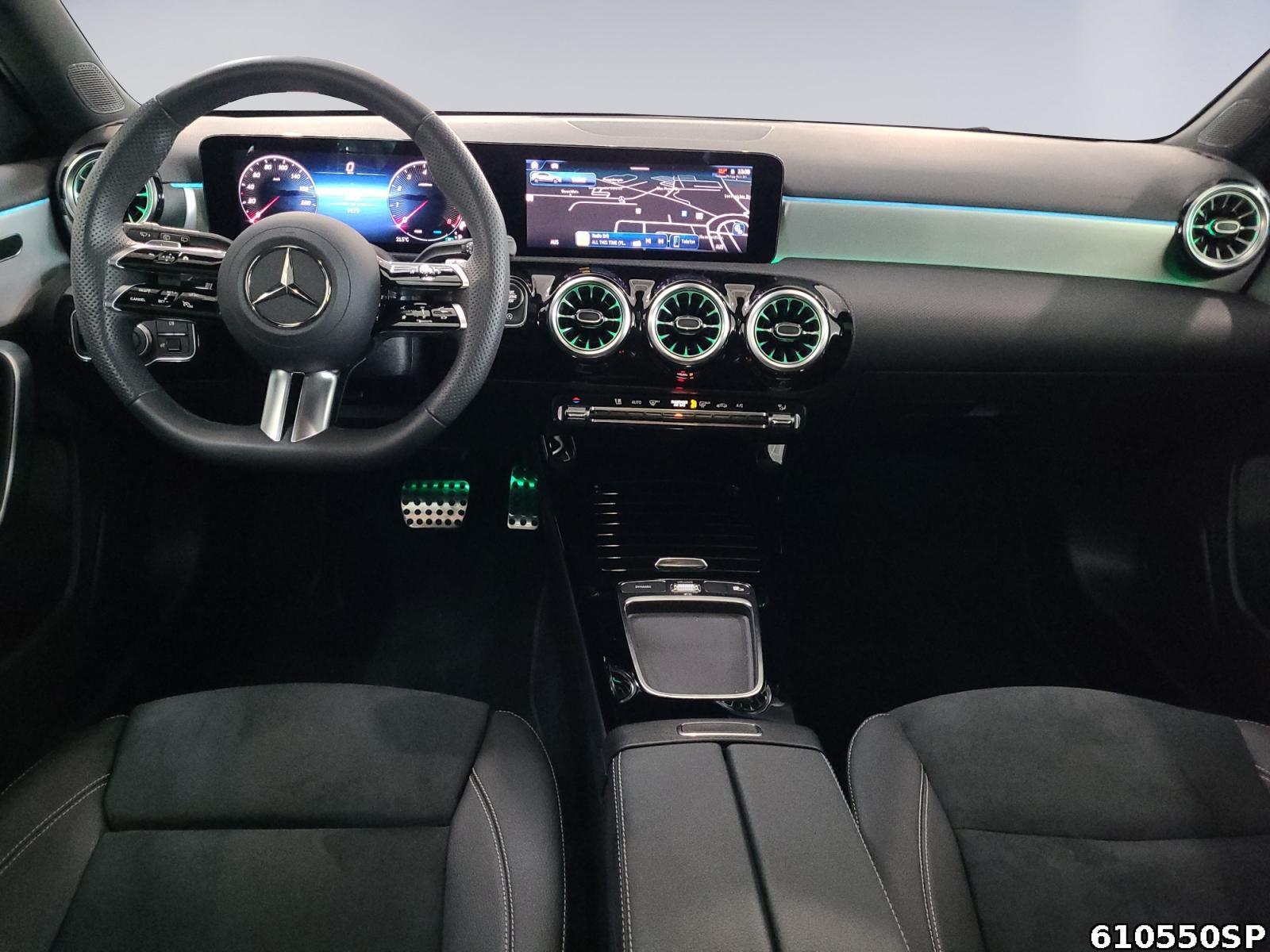 Fahrzeugabbildung Mercedes-Benz A 180 AMG Pano MultiBeam Night
