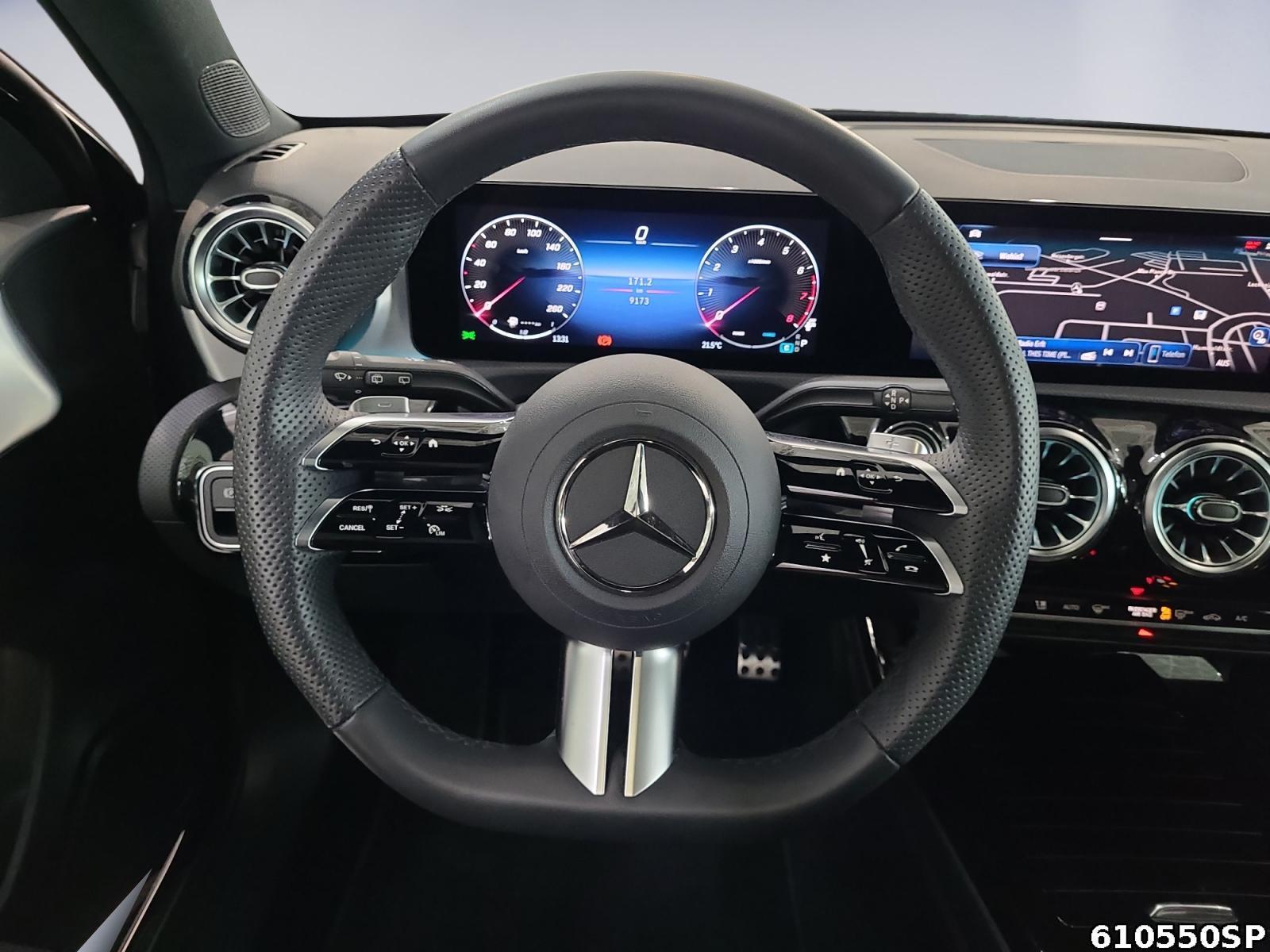 Fahrzeugabbildung Mercedes-Benz A 180 AMG Pano MultiBeam Night