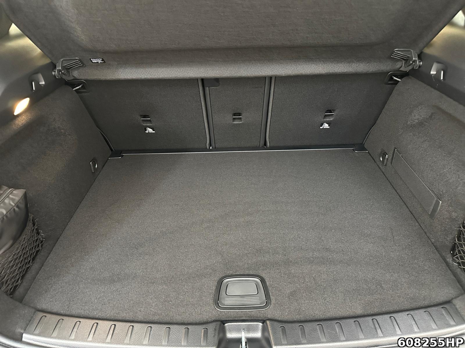 Fahrzeugabbildung Mercedes-Benz GLA 200 AMG AHK Pano Multibeam Distronic 20
