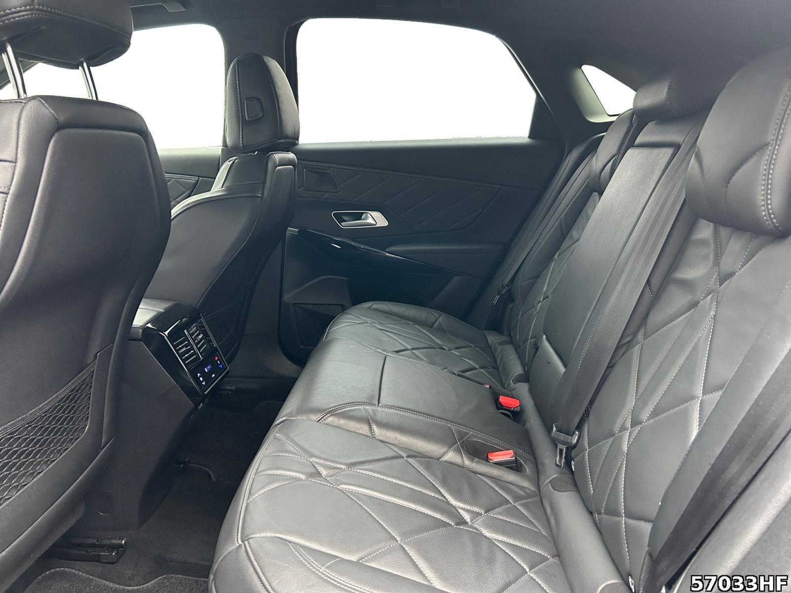 Fahrzeugabbildung DS Automobiles DS7 Crossback Rivoli +DAB+LED+AWD+