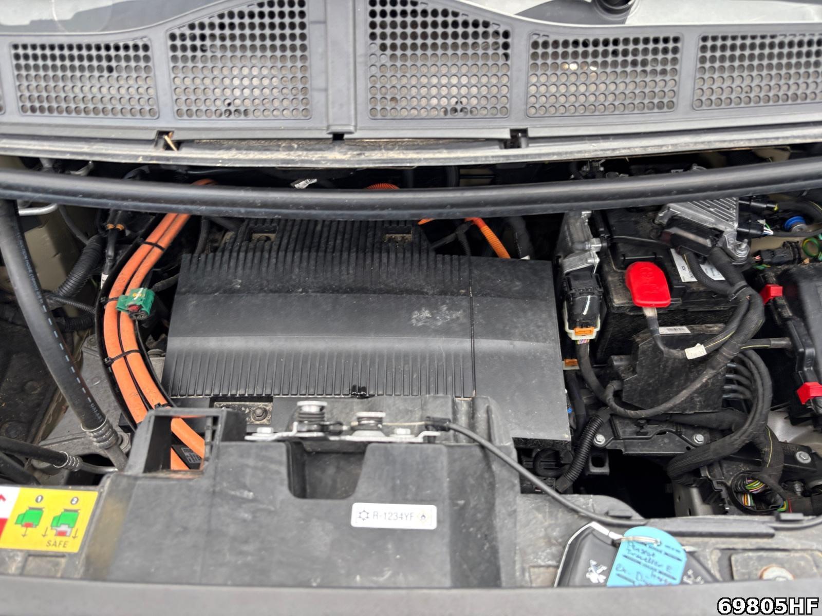 Fahrzeugabbildung Peugeot Traveller Elektromotor L2 Business VIP(75kWh Bat.)
