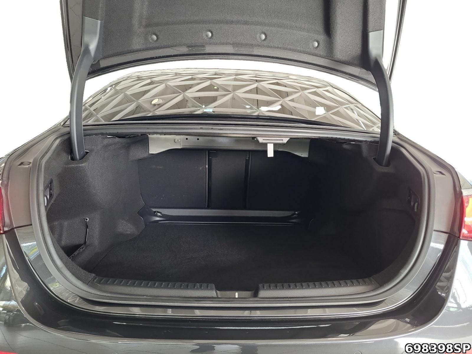 Fahrzeugabbildung Mercedes-Benz E 220 d AMG Pano Night Superscreen Distron. 21