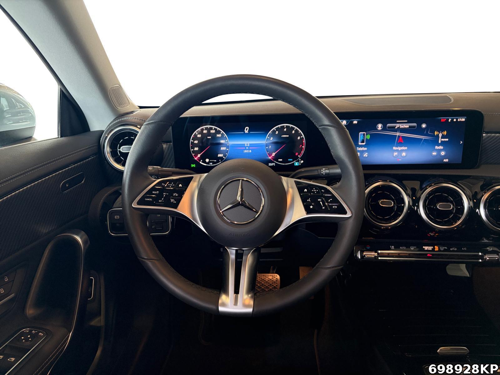 Fahrzeugabbildung Mercedes-Benz CLA 180 Progressive Lenkradhzg Kamera LED 18