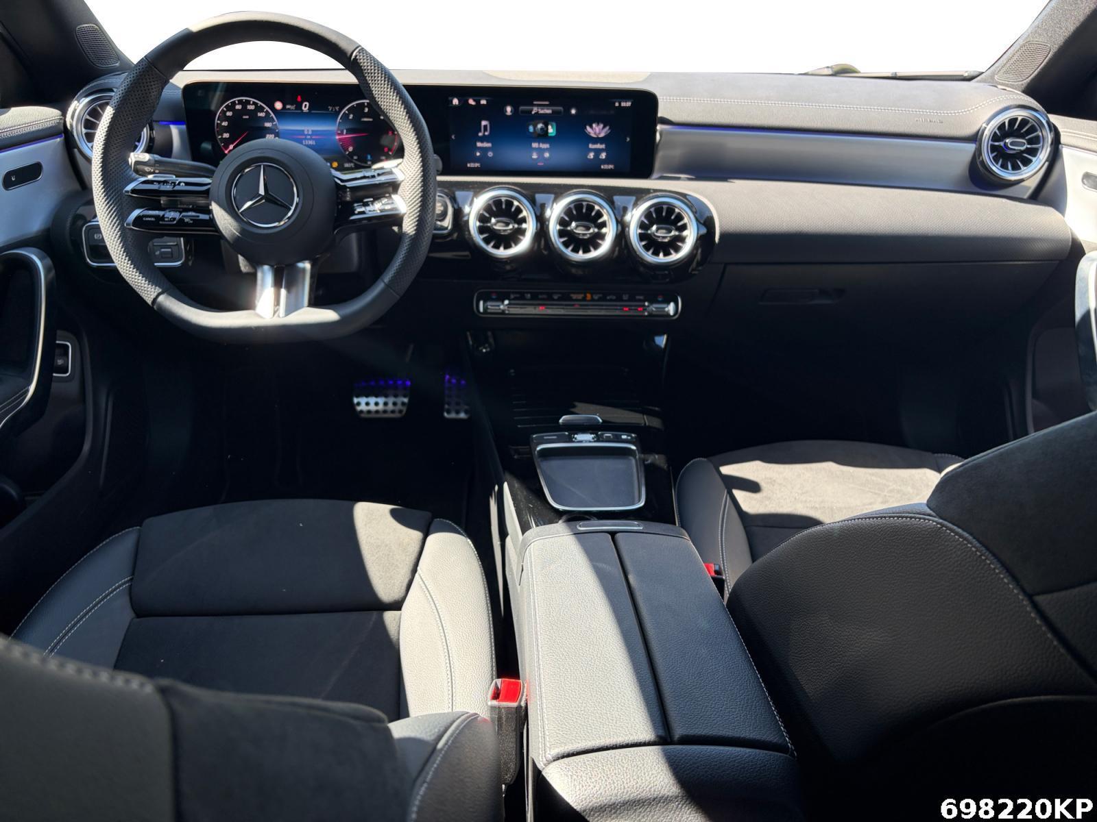 Fahrzeugabbildung Mercedes-Benz CLA 200 d Coupé AMG Night Distronic Kamera 19