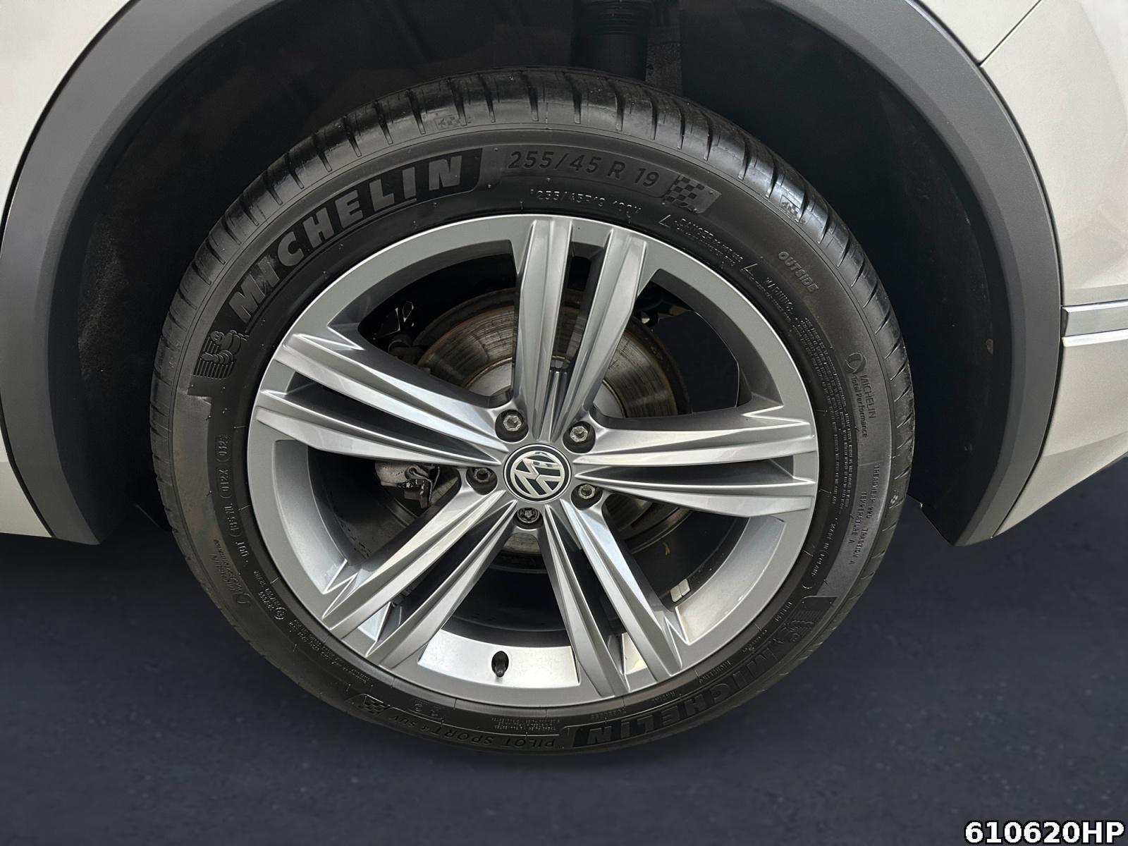 Fahrzeugabbildung Volkswagen Tiguan 1.5 TSI Highline- R-Line AHK LED 19