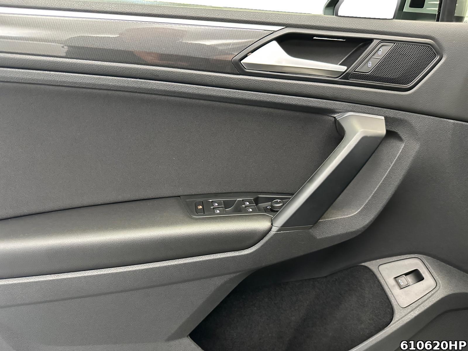 Fahrzeugabbildung Volkswagen Tiguan 1.5 TSI Highline- R-Line AHK LED 19
