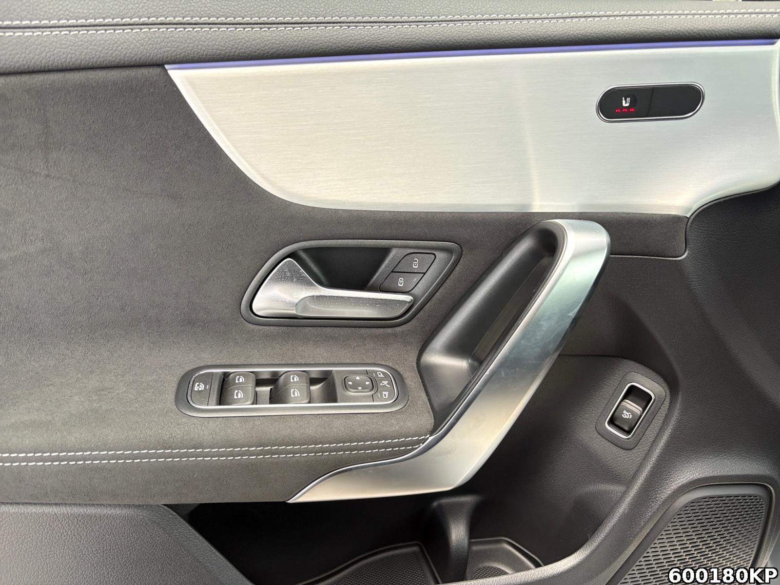 Fahrzeugabbildung Mercedes-Benz CLA 200 AMG DISTRONIK Pano Ambiente Kamera