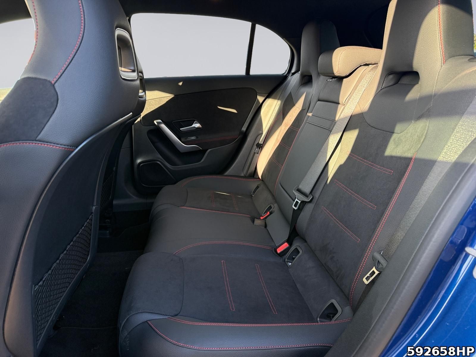 Fahrzeugabbildung Mercedes-Benz A 250 AMG Pano Lenkradhzg Ambiente Keyless