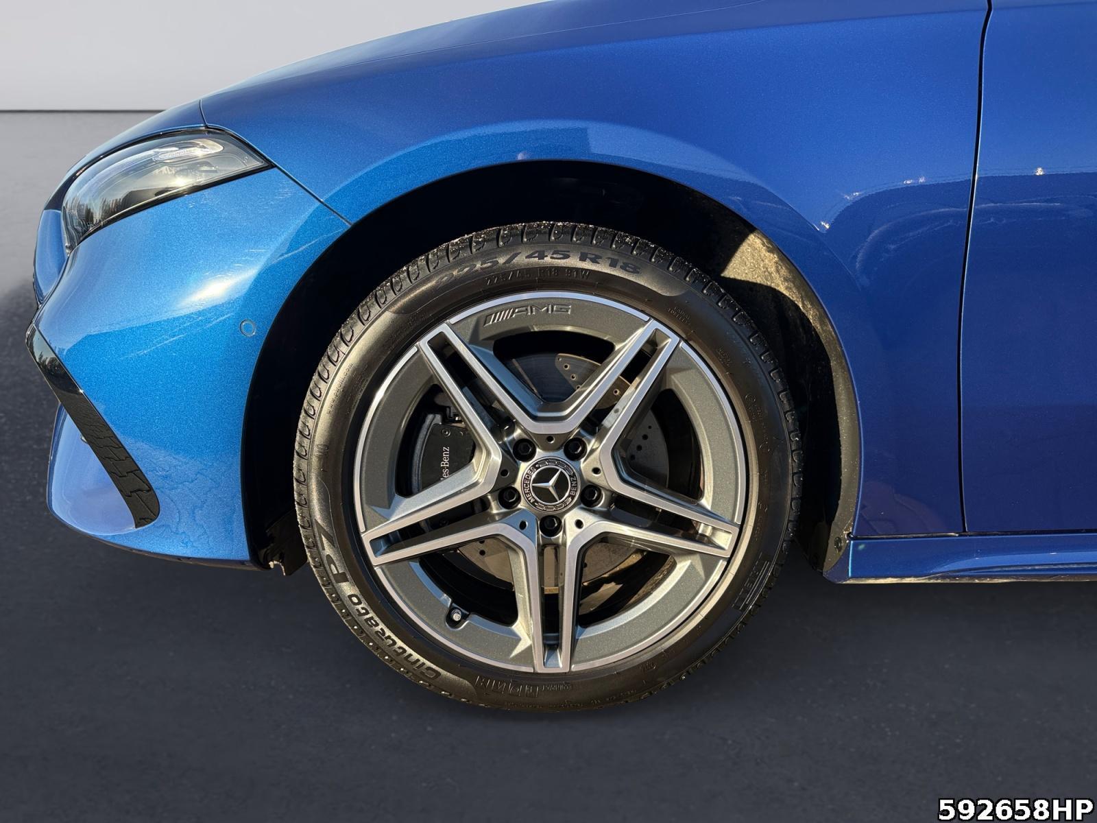 Fahrzeugabbildung Mercedes-Benz A 250 AMG Pano Lenkradhzg Ambiente Keyless