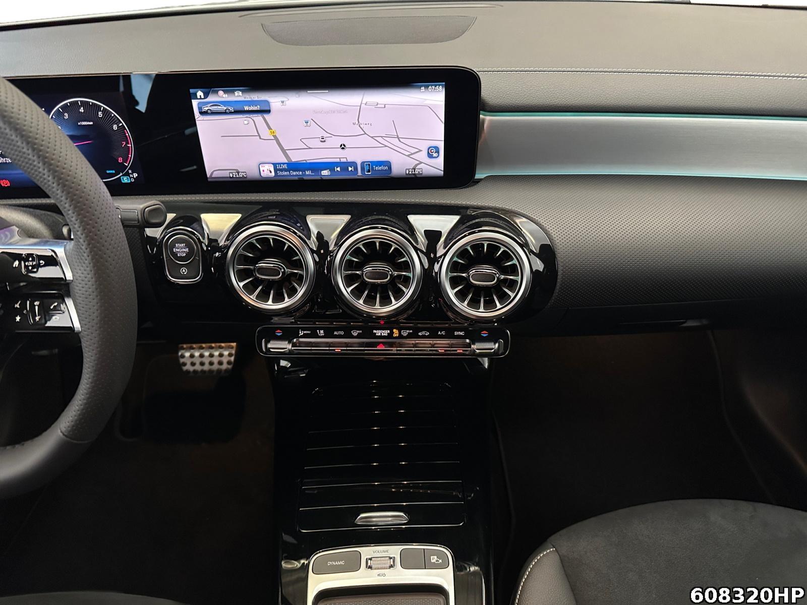 Fahrzeugabbildung Mercedes-Benz CLA 200 AMG DISTRONIC Night-Paket Rückfahrkam
