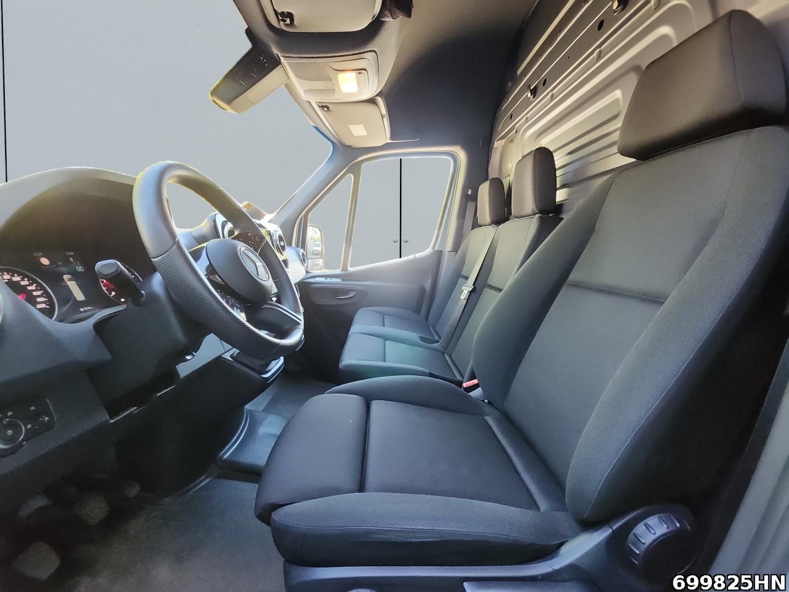 Fahrzeugabbildung Mercedes-Benz Sprinter 317 CDI Kasten PRO*L2H2*3500AHK*Kamera