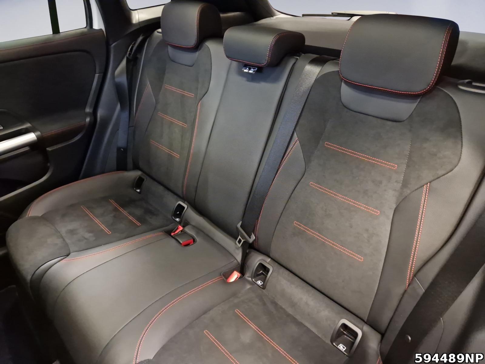 Fahrzeugabbildung Mercedes-Benz GLA 180 AMG Night Pano LED Ambiente Smartphone