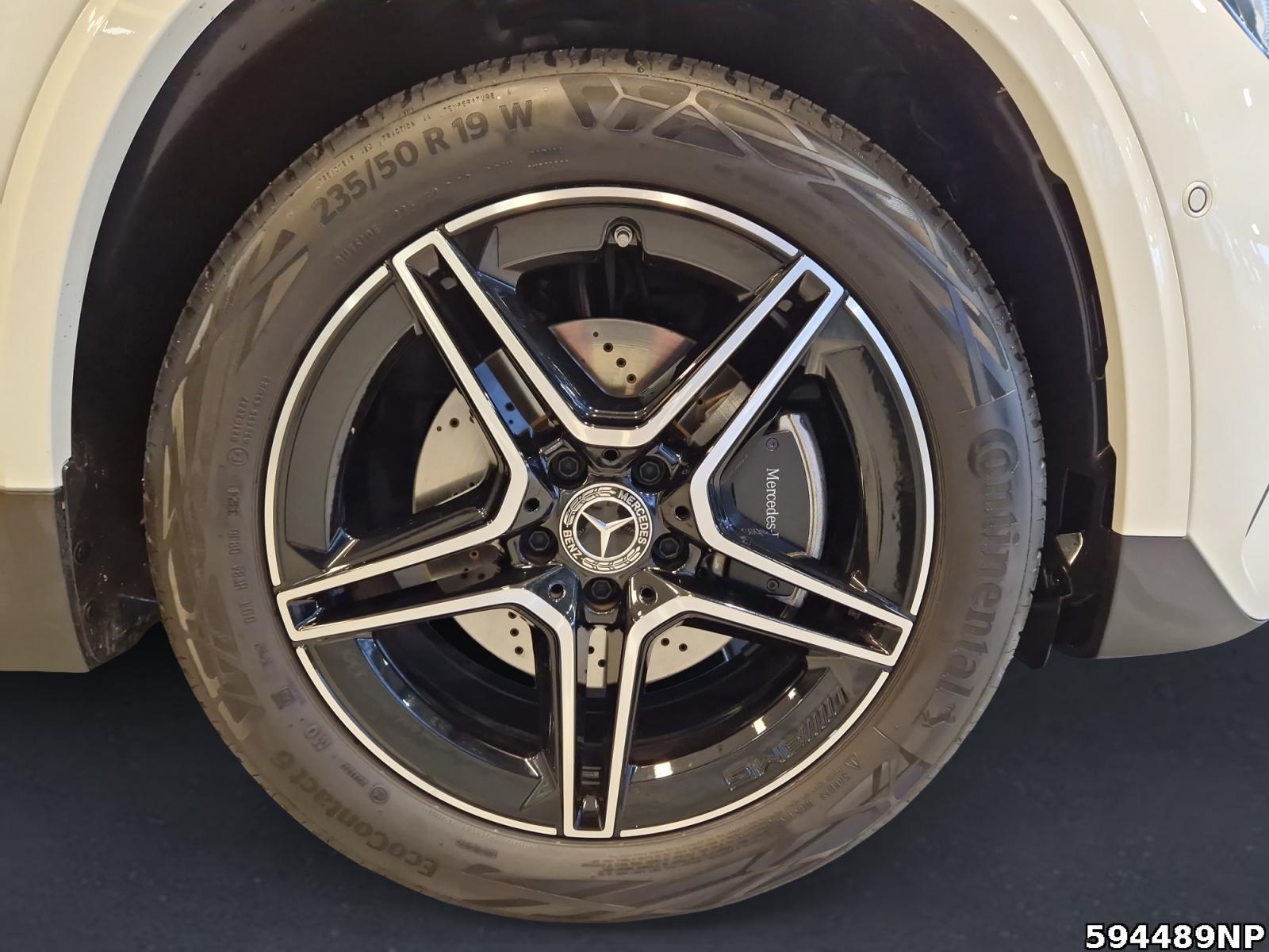 Fahrzeugabbildung Mercedes-Benz GLA 180 AMG Night Pano LED Ambiente Smartphone