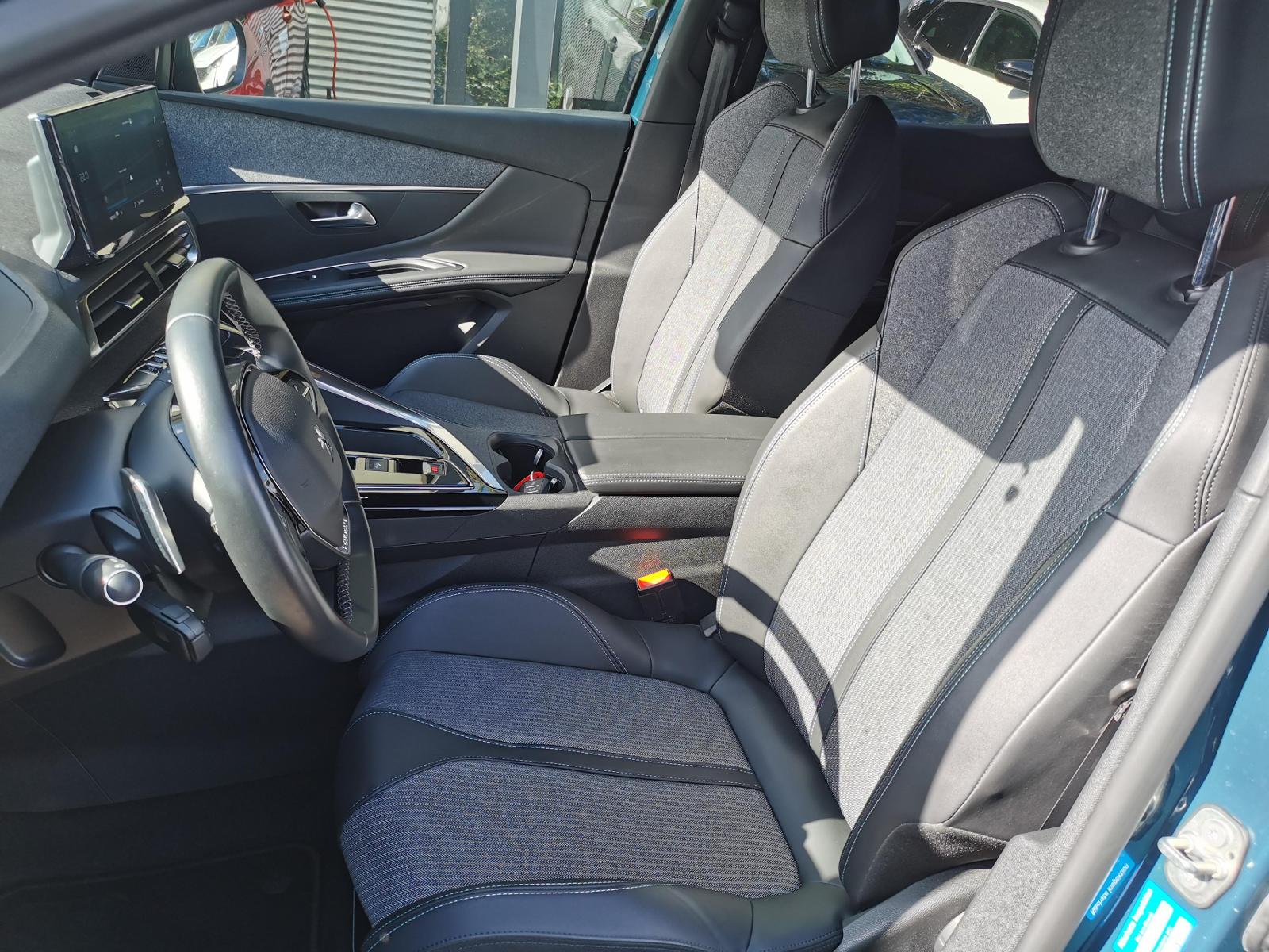 Fahrzeugabbildung Peugeot 3008 1.2 PureTech 130, Allure Pack