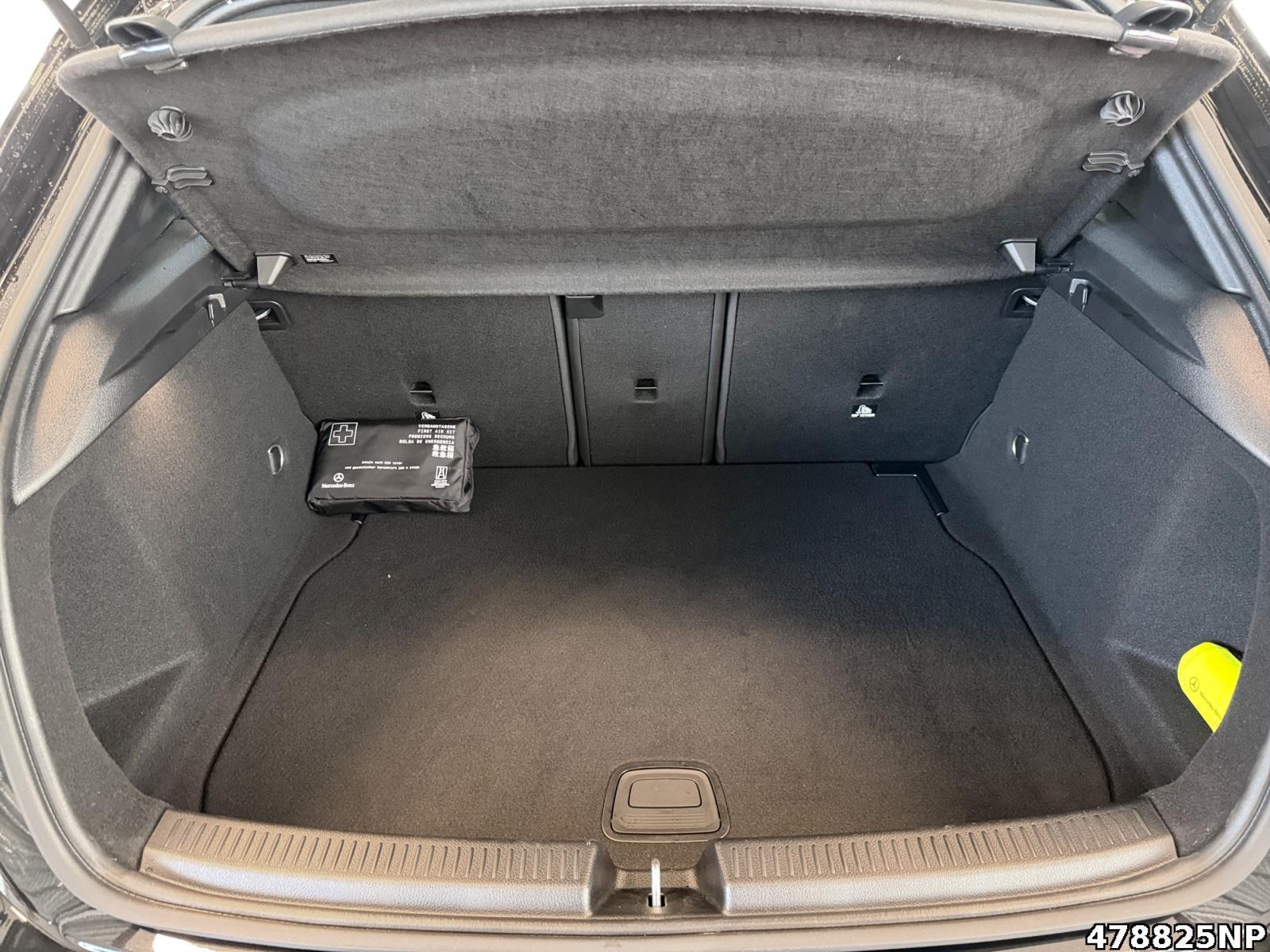 Fahrzeugabbildung Mercedes-Benz A 200 Kompaktlimousine AMG+NIGHT+MULTI+360°+19